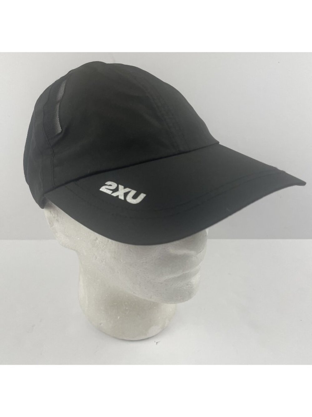 2XU Vented Running Cycling Hat Cap Strap Back Adjustable Performance Lightweight